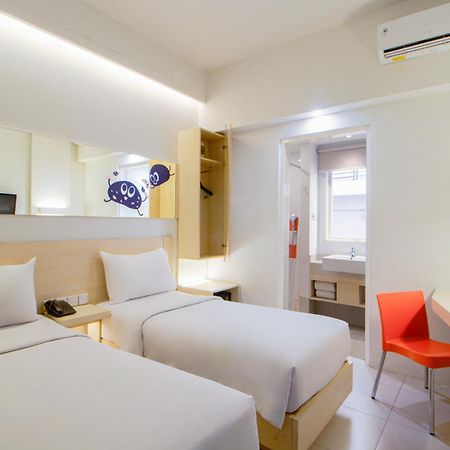 Cleo Hotel Tunjungan Сурабая Экстерьер фото