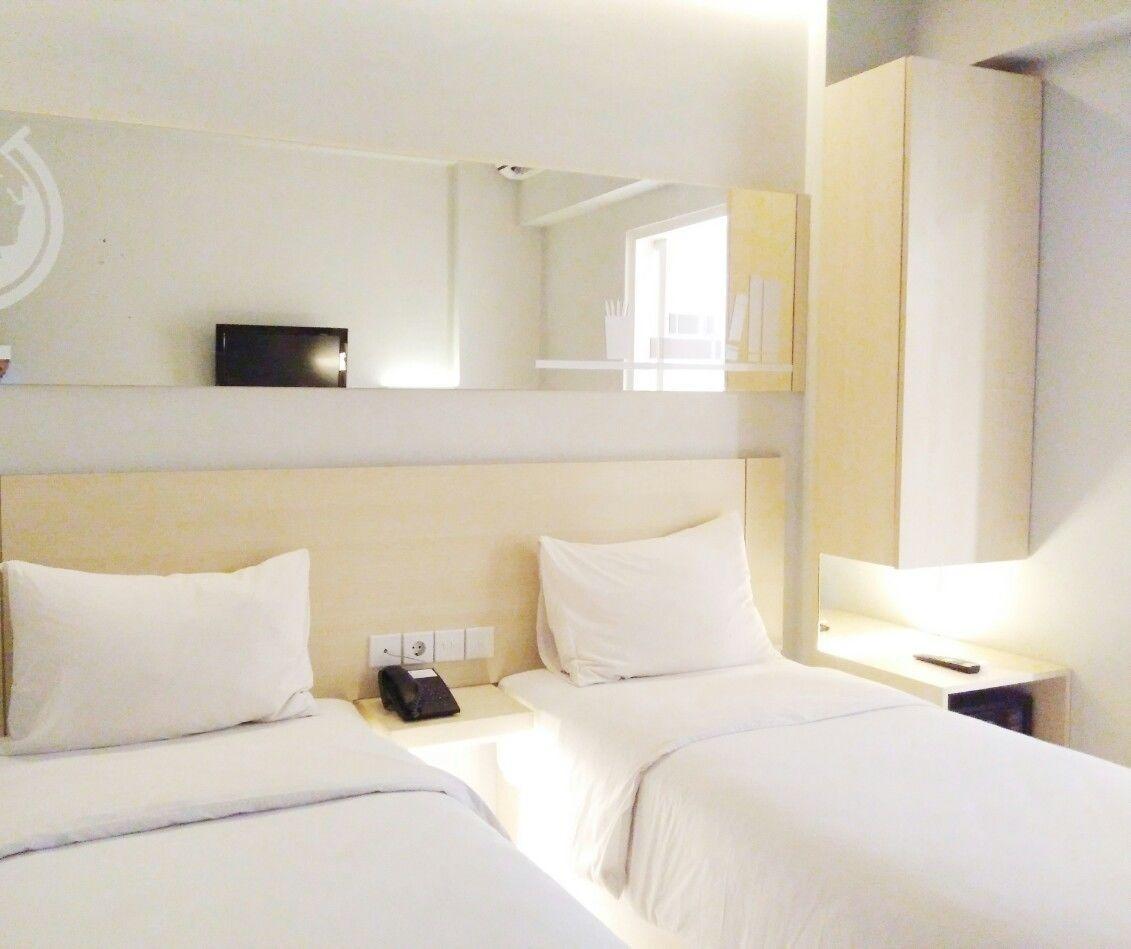 Cleo Hotel Tunjungan Сурабая Экстерьер фото