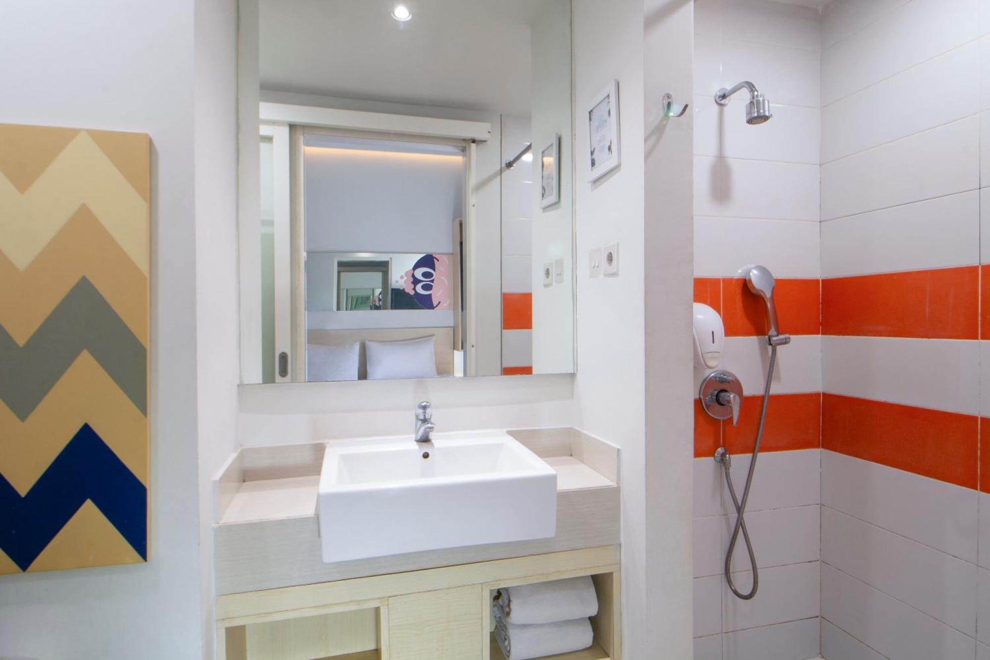 Cleo Hotel Tunjungan Сурабая Экстерьер фото