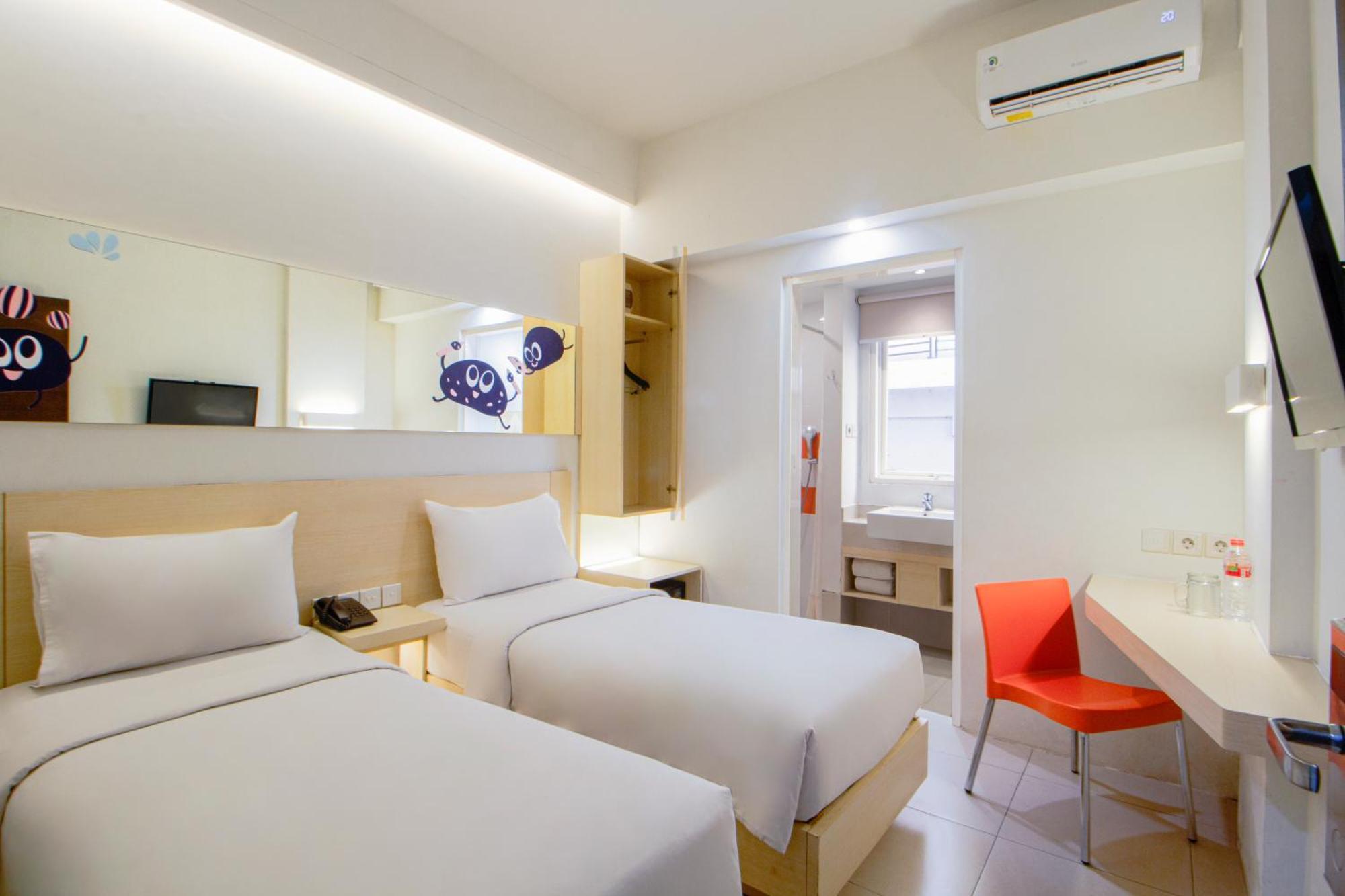 Cleo Hotel Tunjungan Сурабая Экстерьер фото