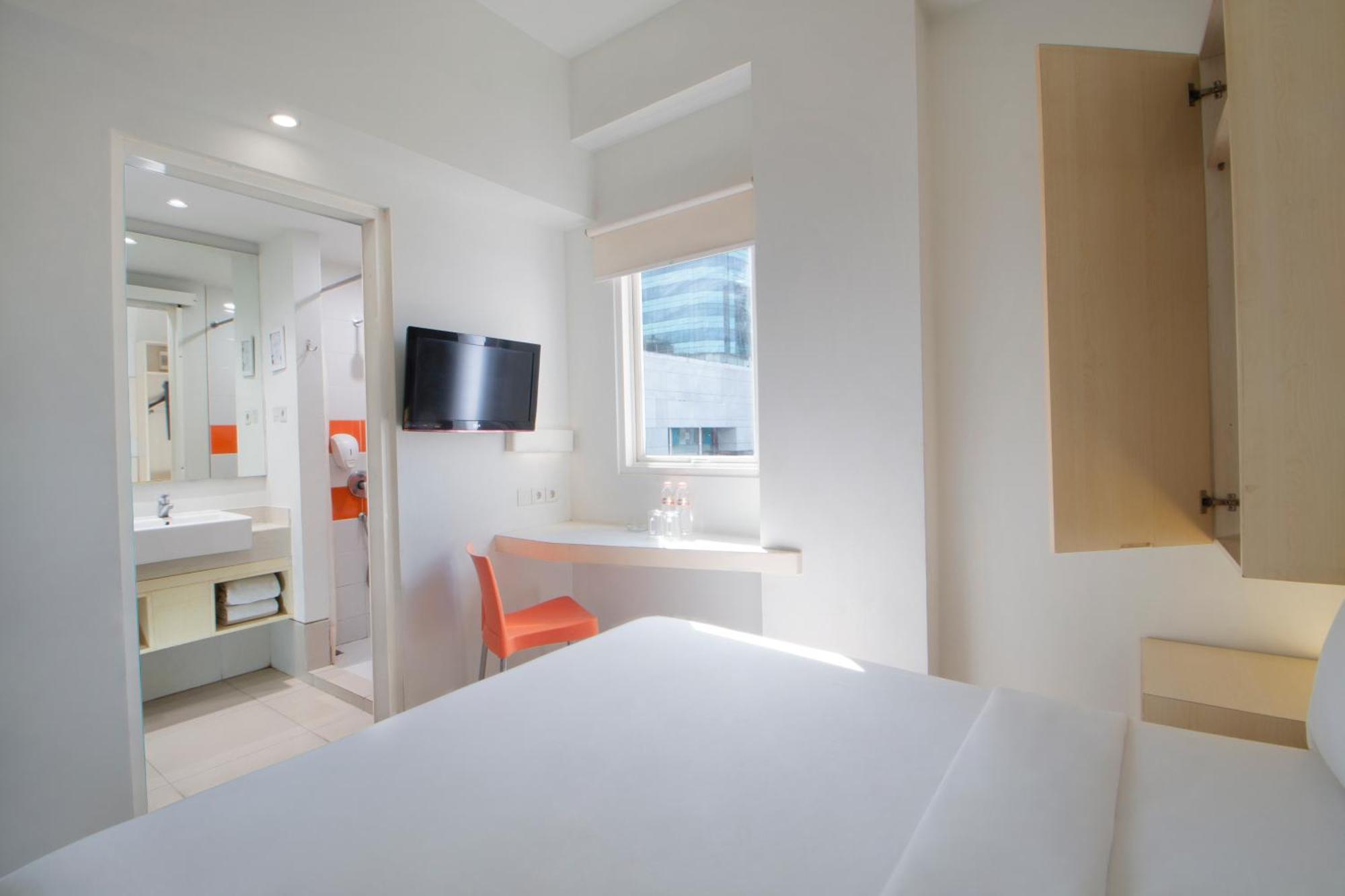 Cleo Hotel Tunjungan Сурабая Экстерьер фото