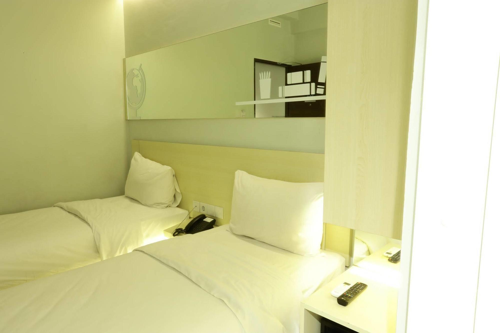 Cleo Hotel Tunjungan Сурабая Экстерьер фото