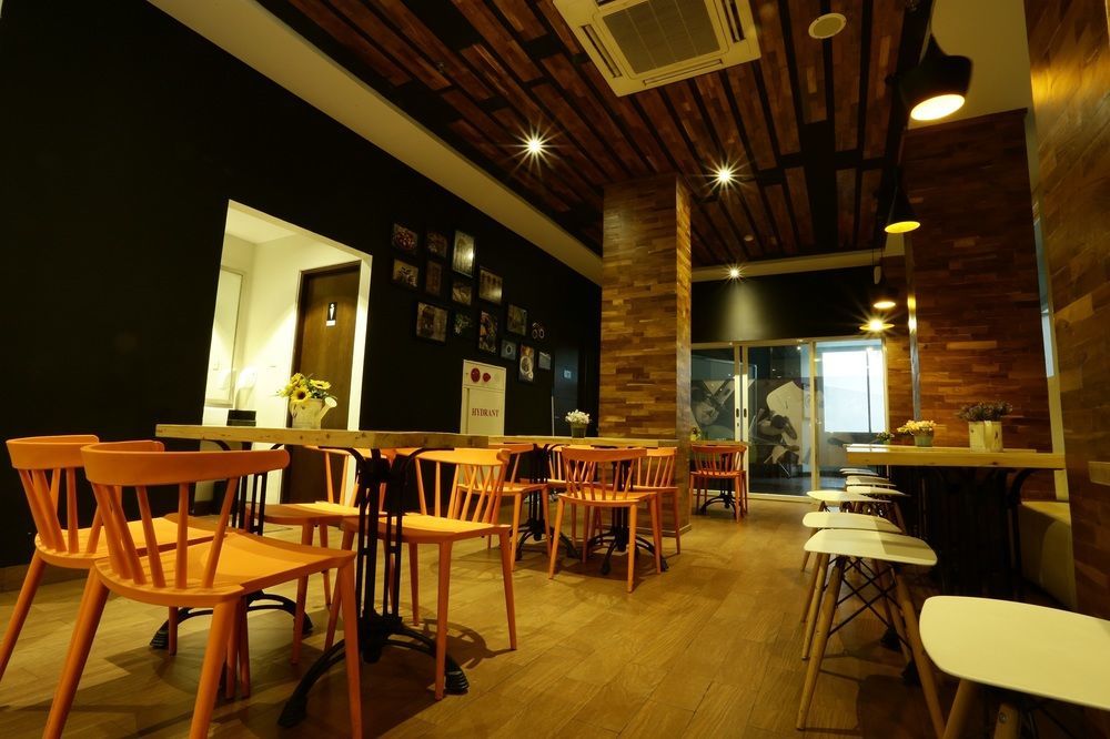 Cleo Hotel Tunjungan Сурабая Экстерьер фото